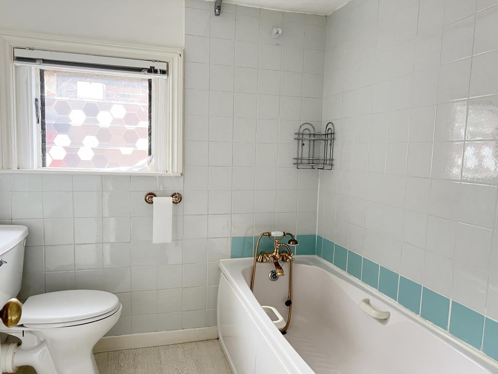Lot: 146 - FIVE-BEDROOM HOUSE FOR INVESTMENT OR OCCUPATION - White bathroom suite with white tiled walls